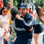 Daddy Yankee se lanza al verano con un alegre nuevo tema y video: ‘Sonríele’